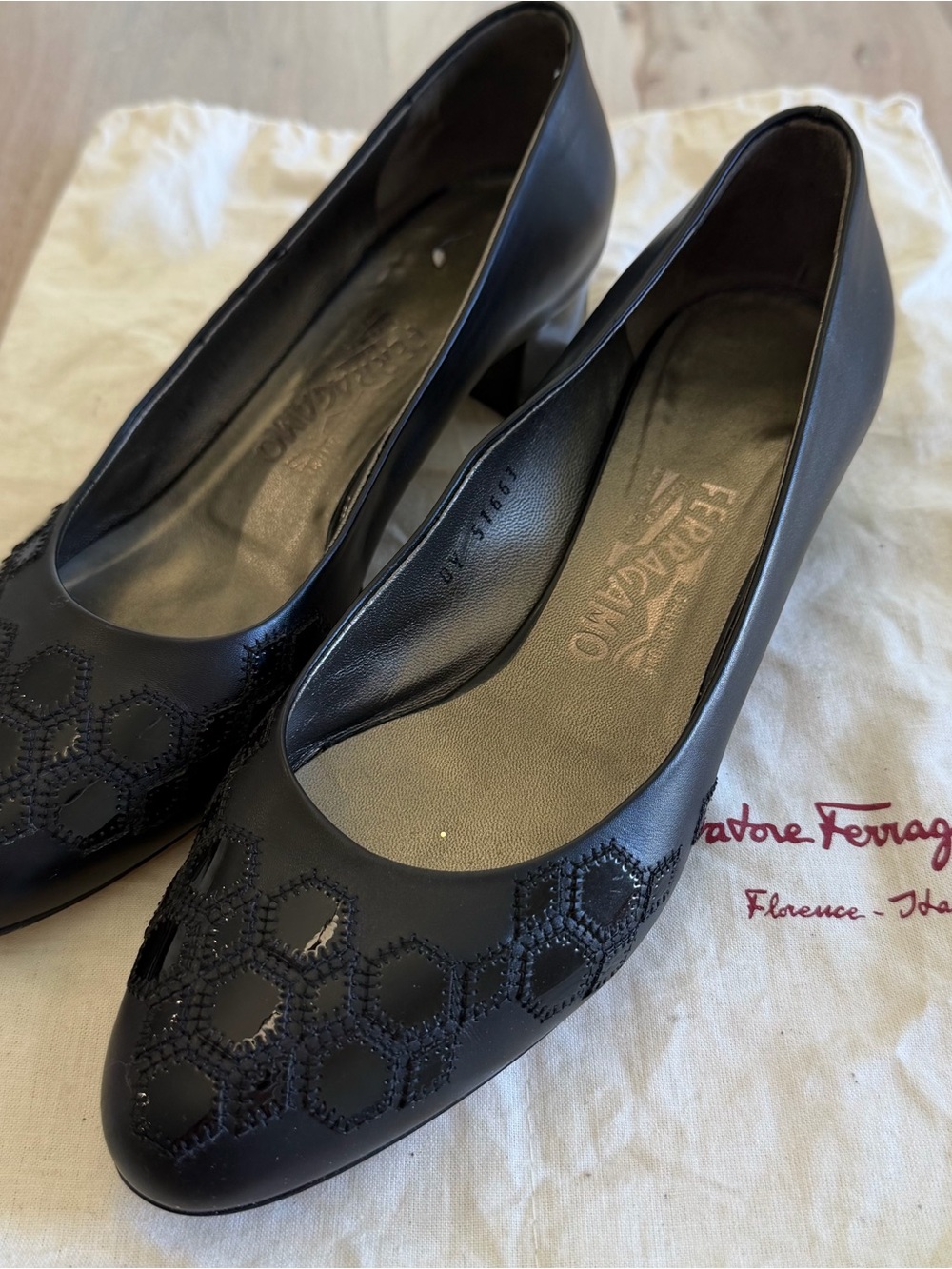Vintage Salvatore Ferragamo Pumps Black Shiny Geometric Leather Womenโs 7.5